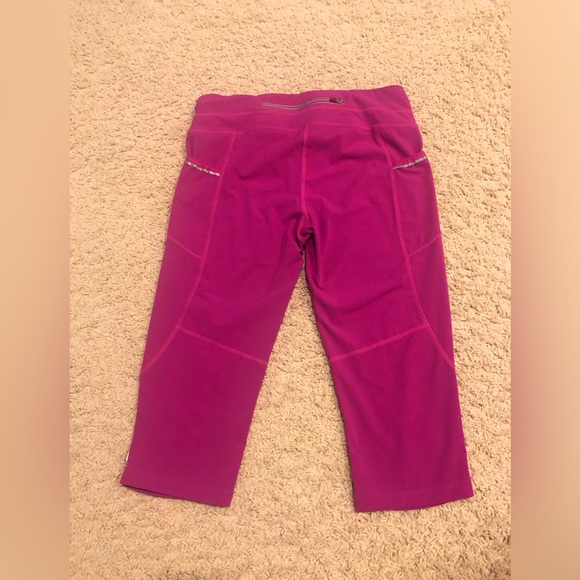 Athleta Dobby Be Free Knicker Capri Leggings in pink - Picture 3 of 5